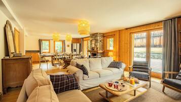 Televisie, een open haard en een stereo