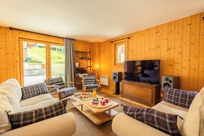 テレビ、暖炉、ステレオ