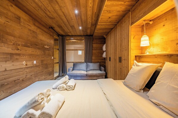 5 bedrooms, WiFi, bed sheets
