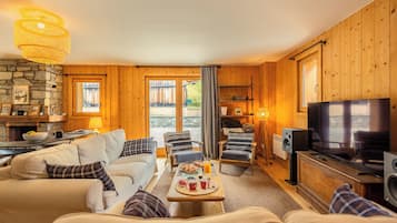 Télévision, cheminée, chaßne hi-fi