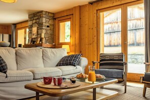 TV, fireplace, stereo