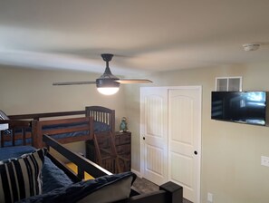 7 bedrooms, WiFi, bed sheets
