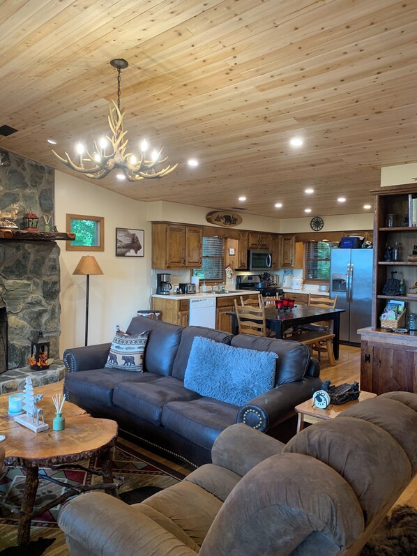 Smart TV, fireplace, DVD player, table football