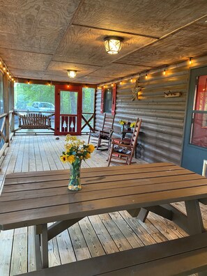 Outdoor dining - Amazing view,sleeps 7 hot tub,Wi-Fi, game room,fire pit total privacy on 4 acres (Murphy)