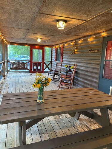 Amazing view,sleeps 7 hot tub,Wi-Fi, game room,fire pit total privacy on 4 acres