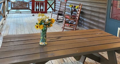 Amazing view,sleeps 7 hot tub,Wi-Fi, game room,fire pit total privacy on 4 acres