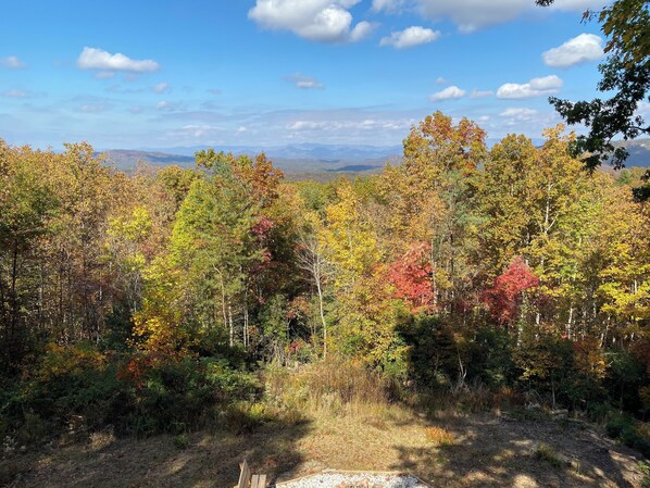 A forested area with a clear sky and distant mountains. - Amazing view,sleeps 7 hot tub,Wi-Fi, game room,fire pit total privacy on 4 acres (Murphy)