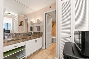 Hårføner, håndklær, såpe og toalettpapir