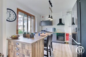 Réfrigérateur, micro-ondes, four, plaque de cuisson