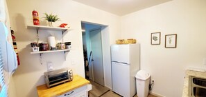 Fridge, oven, stovetop, coffee/tea maker