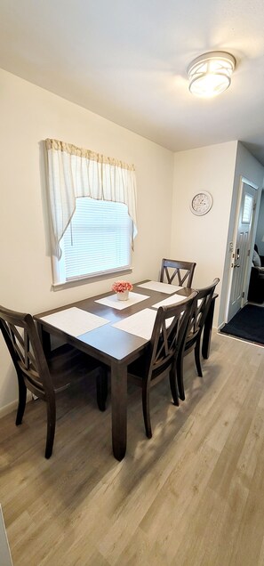 Dining - CUTE & COZY TOO (Hamilton)