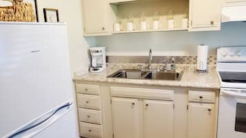 Frigorífico, horno, placa de cocina y cafetera o tetera