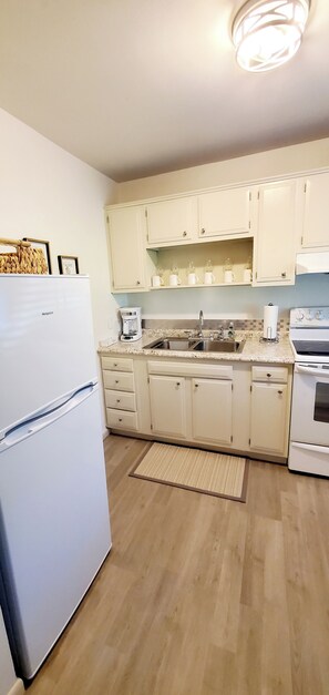 Een koelkast, een oven, een kookplaat, een koffiezetapparaat/waterkoker