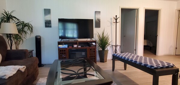 Smart TV, fireplace