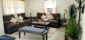 Smart TV, fireplace - CUTE & COZY TOO (Hamilton)