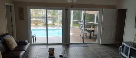 Smart-tv, een open haard, een dvd-speler en tafelvoetbal