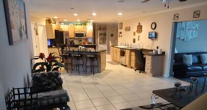 Spacious 5-bedroom pool home with WiFi, AC in peaceful Punta Gorda Fl 33950