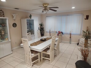 Dining - Spacious 5-bedroom pool home with WiFi, AC in peaceful Punta Gorda Fl 33950 (Punta Gorda)