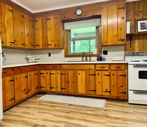 ثلاجة، ميكروويف، فرن، موقد طهي مسطح