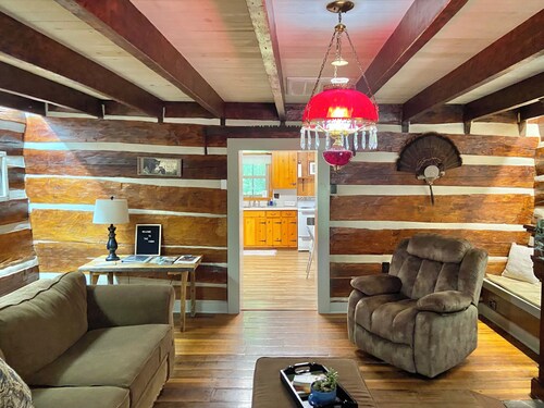 Charming 4-bedroom Cabin with WiFi, AC in Historic Woodbury