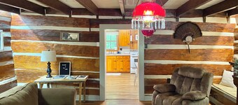Charming 4-bedroom Cabin with WiFi, AC in Historic Woodbury