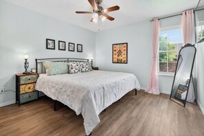 3 habitaciones, escritorio y tabla de planchar con plancha
