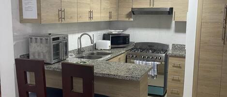 Micro-ondes, four, plaque de cuisson