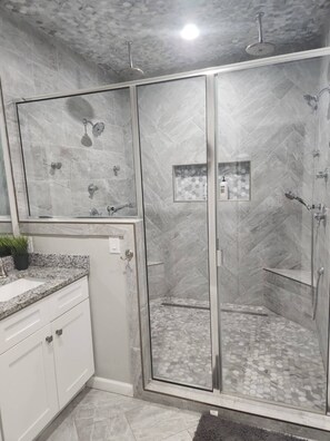 Douche, sèche-cheveux, serviettes fournies, savon