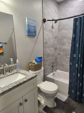 Douche, sèche-cheveux, serviettes fournies, savon
