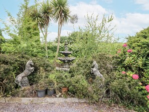 Property grounds - LILLY'S BUNGALOW, pet friendly in Clonakilty, County Cork (Timoleague)