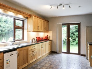 Fridge, dishwasher, cookware/dishes/utensils - LILLY'S BUNGALOW, pet friendly in Clonakilty, County Cork (Timoleague)