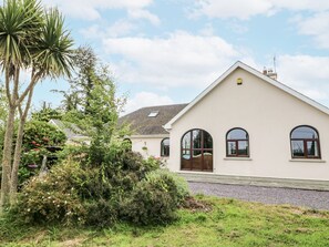 Exterior - LILLY'S BUNGALOW, pet friendly in Clonakilty, County Cork (Timoleague)