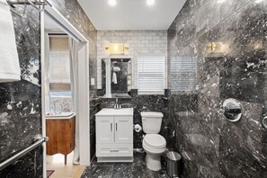 Douche, sèche-cheveux, serviettes fournies, savon