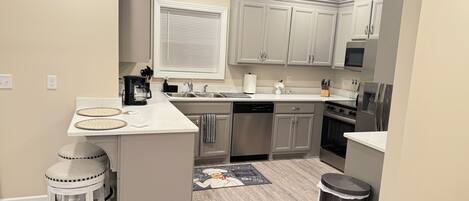 Kjøleskap, mikrobølgeovn, ovn og kokeplater