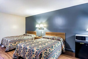 Quarto básico, 2 camas de casal, para fumantes | Escrivaninha, espaço de trabalho para notebook