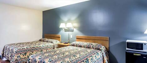 Habitación básica, 2 camas matrimoniales, para no fumadores | Escritorio y espacio para trabajar con laptop