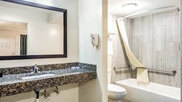 Habitación básica, 2 camas matrimoniales, tina para personas con discapacidad, para no fumadores | Baño | Tina, secadora de cabello, toallas, jabón