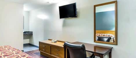 Quarto básico, 1 cama King, para não fumantes | Área de estar | TV