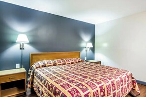 Habitación básica, 1 cama King size | Escritorio y espacio para trabajar con laptop 