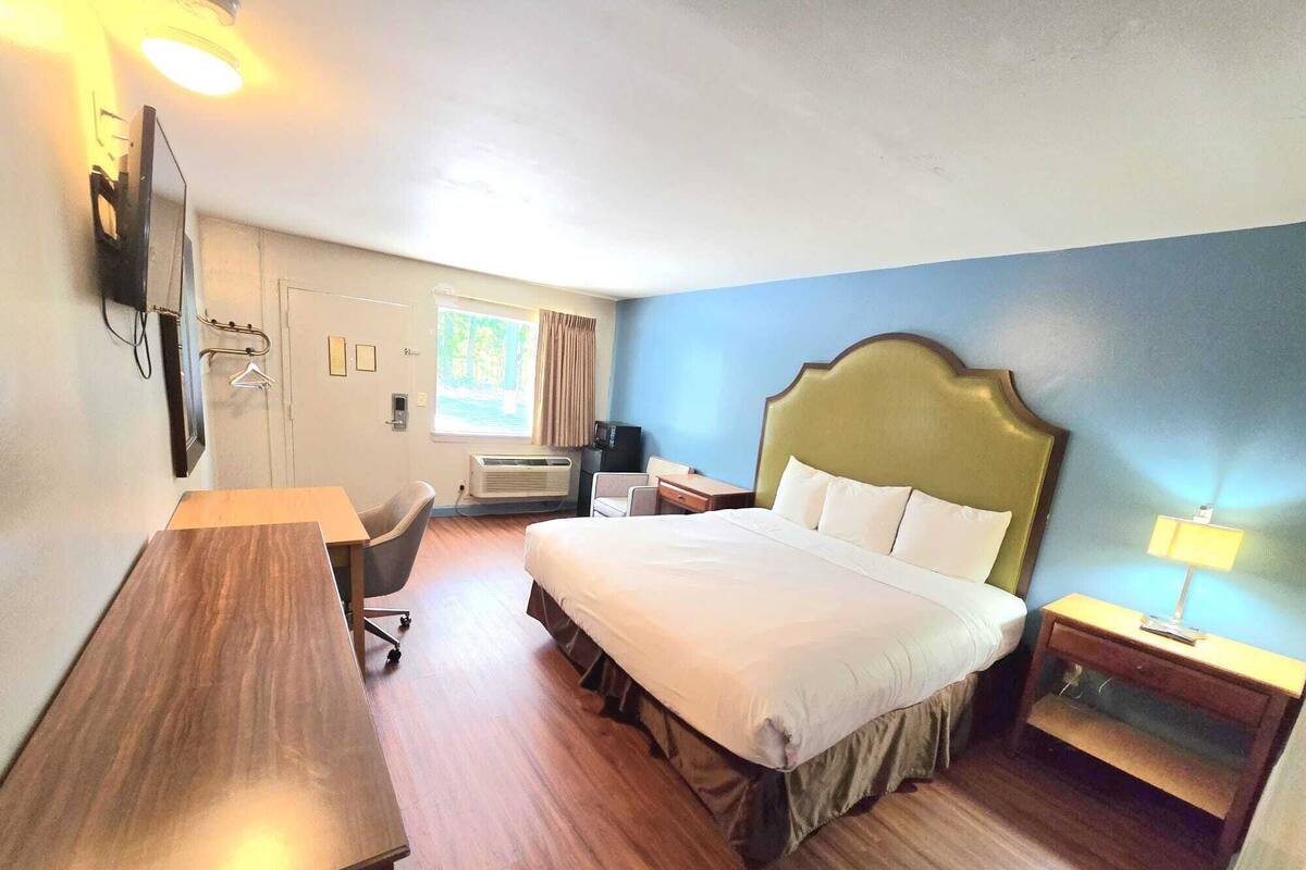 Desk, laptop workspace, iron/ironing board, free WiFi