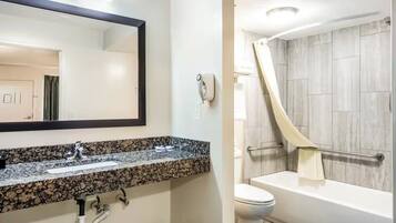 Chambre, 1 très grand lit, baignoire accessible aux personnes à mobilité réduite, non-fumeur | Salle de bain