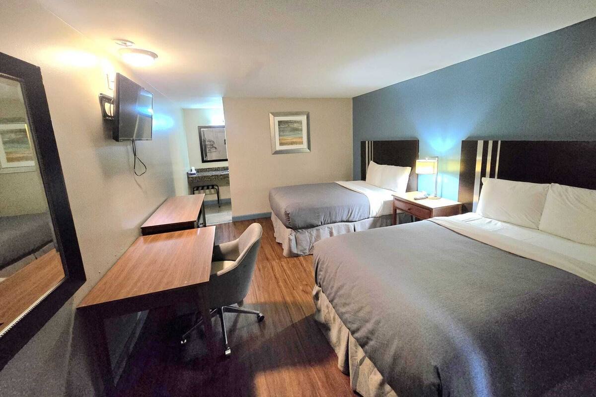 Desk, laptop workspace, iron/ironing board, free WiFi