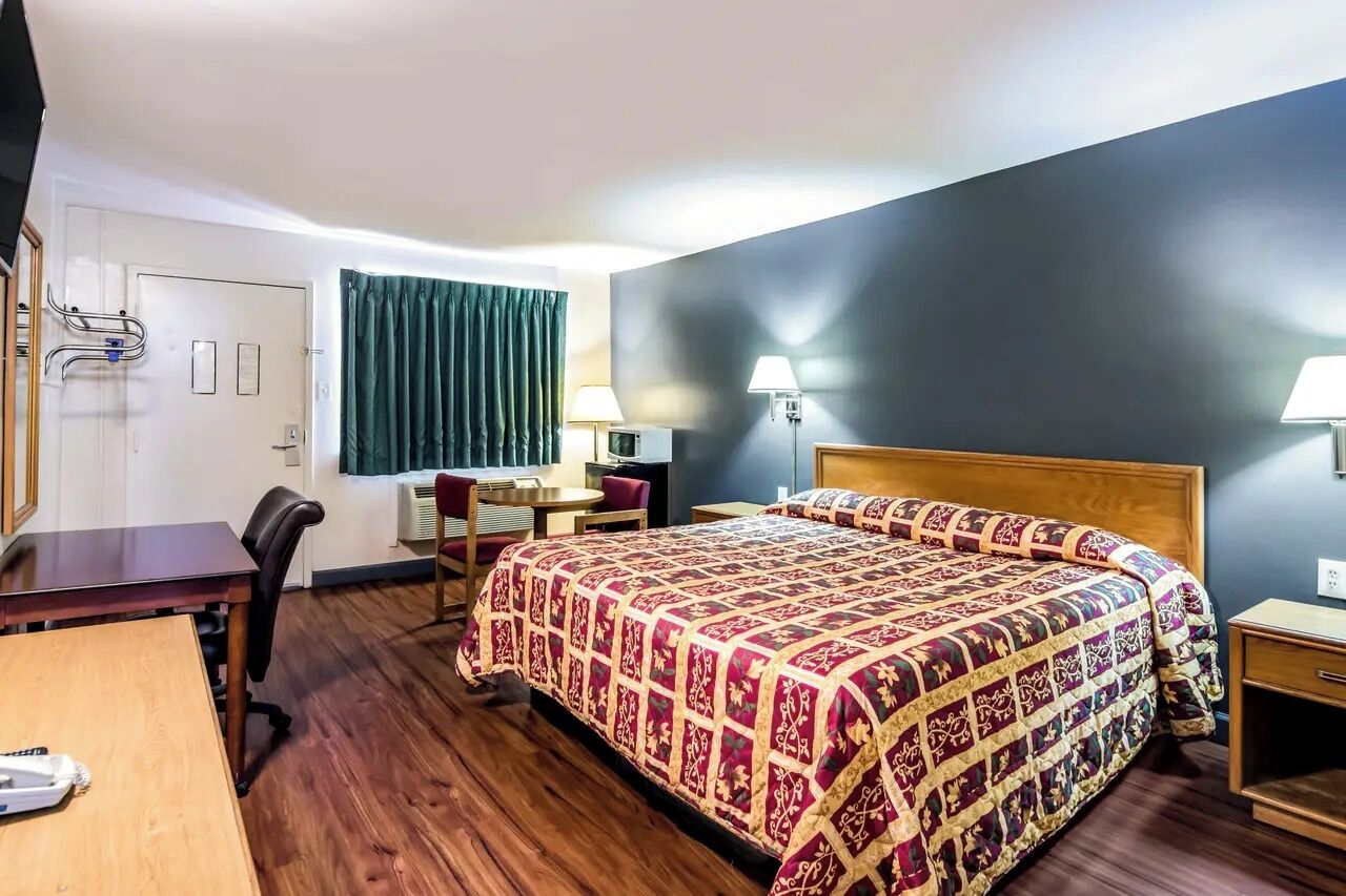 Habitación básica, 1 cama King size | Escritorio y espacio para trabajar con laptop 