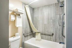 Habitación básica, 2 camas matrimoniales, tina para personas con discapacidad, para no fumadores | Baño | Tina, secadora de cabello, toallas, jabón 