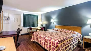 Habitación básica, 1 cama King size, tina para personas con discapacidad, para no fumadores | Escritorio y espacio para trabajar con laptop