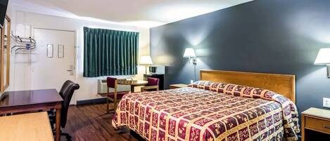 Basic-rum - 1 kingsize-säng - tillgänglighetsanpassat badkar - icke-rökare | Skrivbord, arbetsyta för laptop, strykjärn/strykbräda och gratis wi-fi