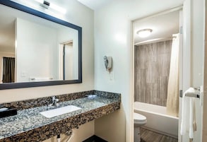 Quarto básico, 1 cama King | Banheiro | Banheira, secador de cabelo, toalhas de banho, sabonete