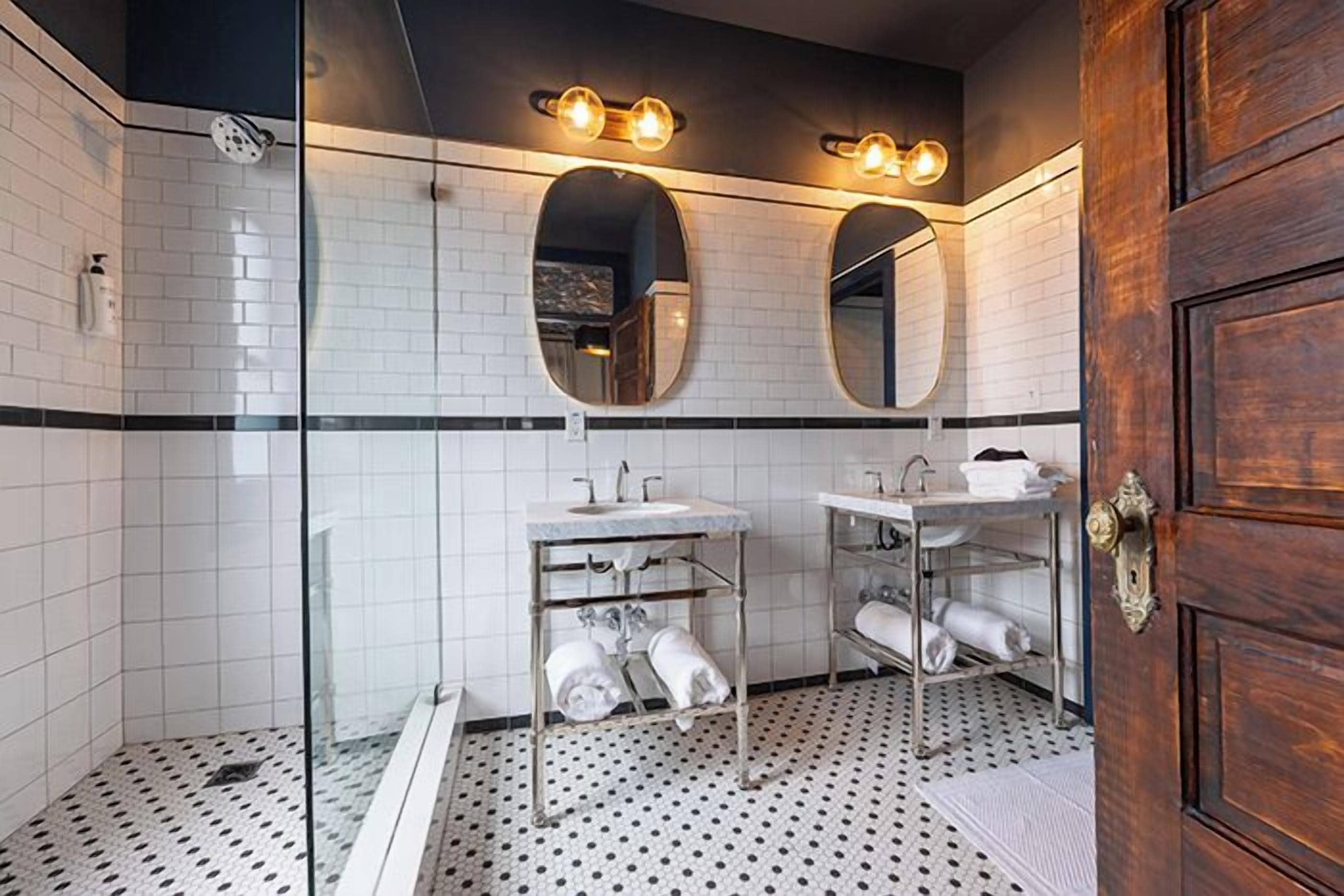 特级套房, 1 张特大床和 1 张沙发床 | 浴室 | 吹风机、浴袍、毛巾、肥皂