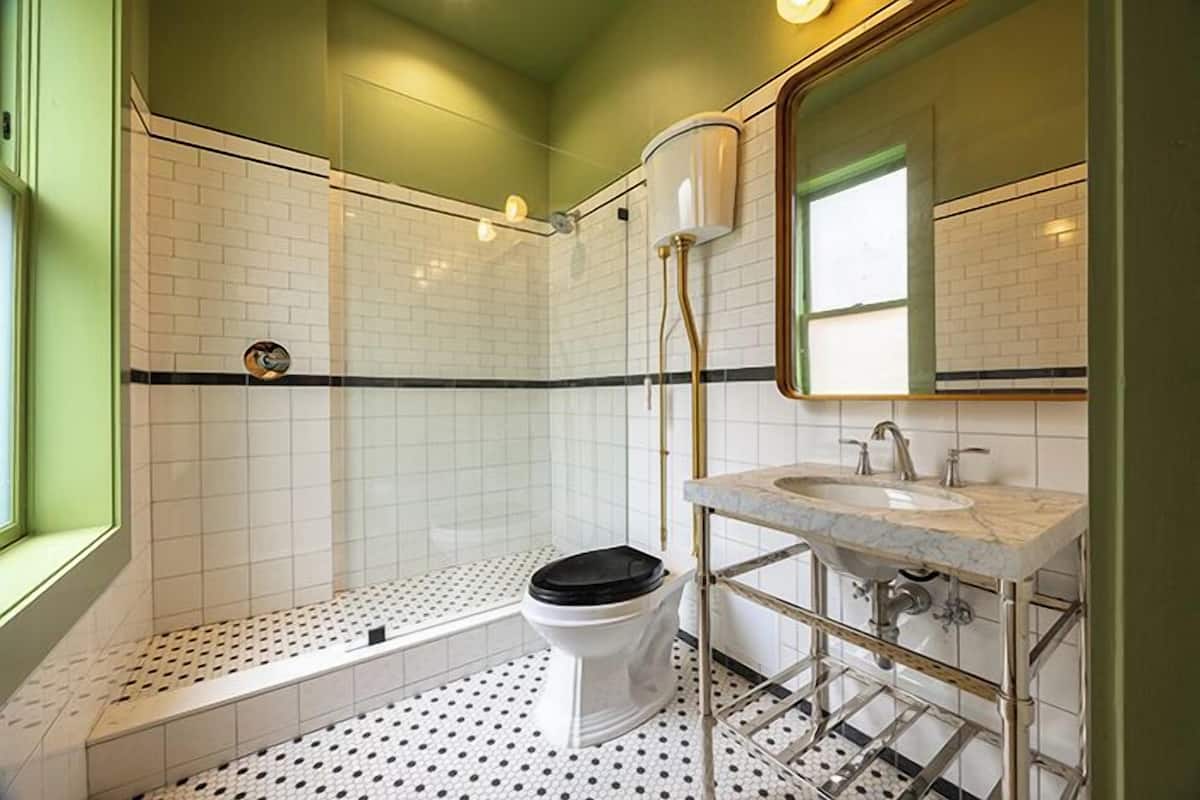 Un baño con inodoro, lavabo y ducha.