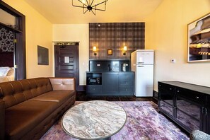 Suite Luxury | Angolo cottura privato | Mini-frigorifero, microonde, macchina per tè/caffè